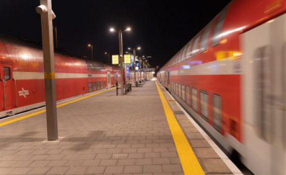 אדם נפגע מרכבת חולפת בת"א