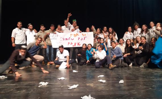 באמצע הופעות שבת ארגון: המחווה לתושבי שדרות. צפו