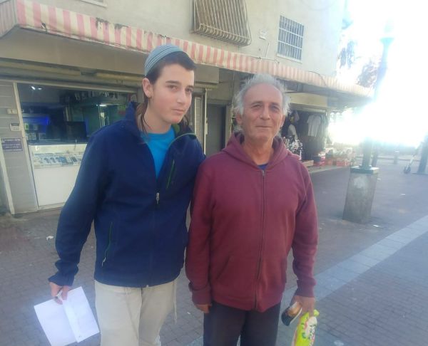 שמחת חנוכה: בני הנוער האירו את שכונת נווה שאנן