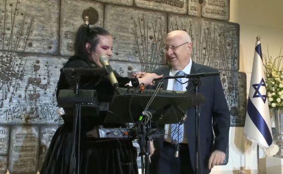 צפו: כשנטע ברזילי לימדה את הנשיא לשיר על הלופר