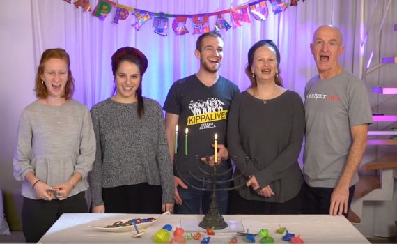 מדליק: כיפה לייב בקליפ חנוכה עם המשפחות שלהם
