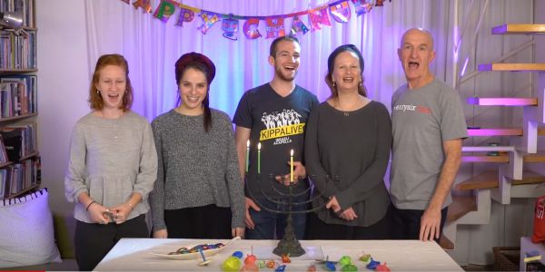 מדליק: כיפה לייב בקליפ חנוכה עם המשפחות שלהם