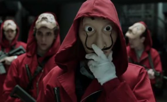 מפתיע: כוכב "בית הנייר" עם כיפה בשולחן שבת