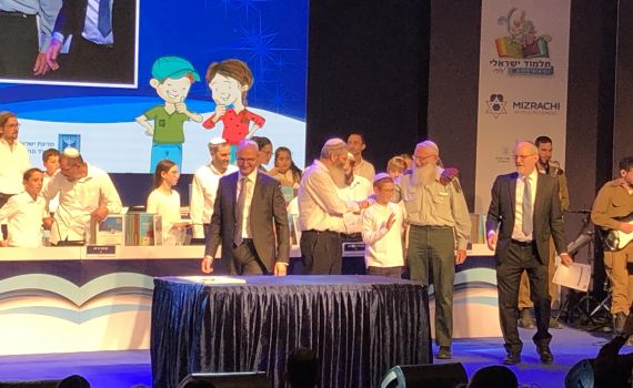 נעם נסים ויוסף שריקי זוכי החידון העולמי הראשון של התלמוד הישראלי