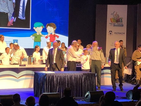 נעם נסים ויוסף שריקי זוכי החידון העולמי הראשון של התלמוד הישראלי