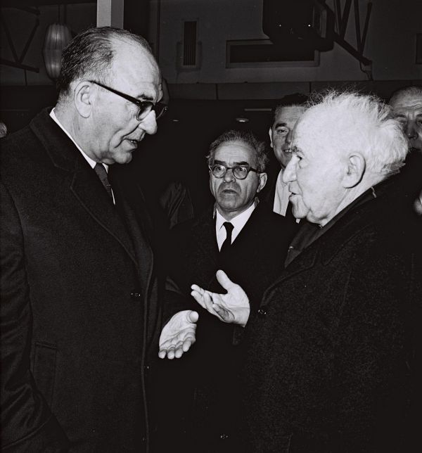 מביך: בהזמנה לאזכרת בן גוריון – תמונה של לוי אשכול