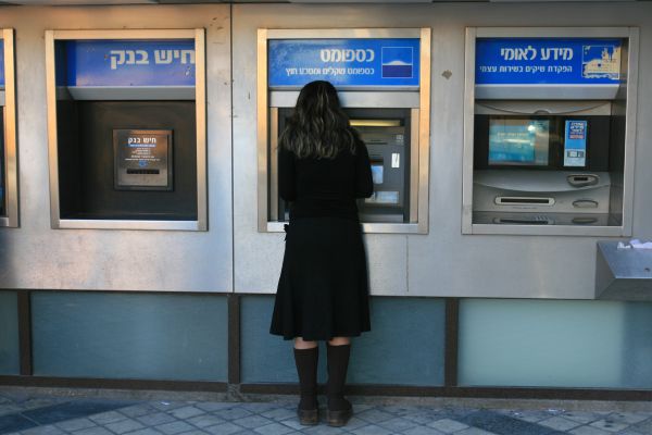 ישראל גנץ מאיים: נחרים בתגובה את בנק לאומי