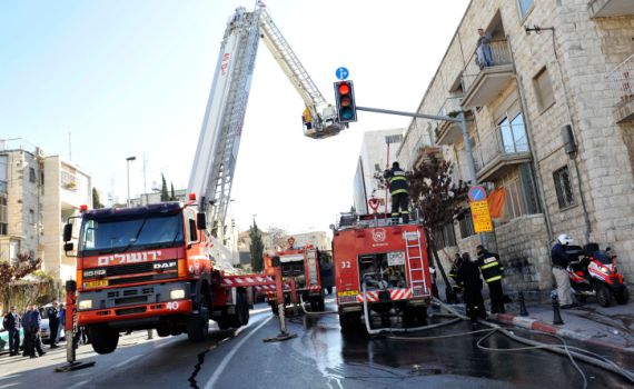 חילוץ דרמטי: תינוק נלכד כשראשו בין סורגים
