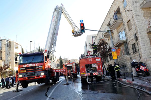 חילוץ דרמטי: תינוק נלכד כשראשו בין סורגים