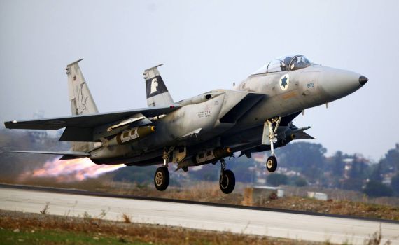 מסר מאיים: מטוסי חיל האוויר מעל ספינה טורקית