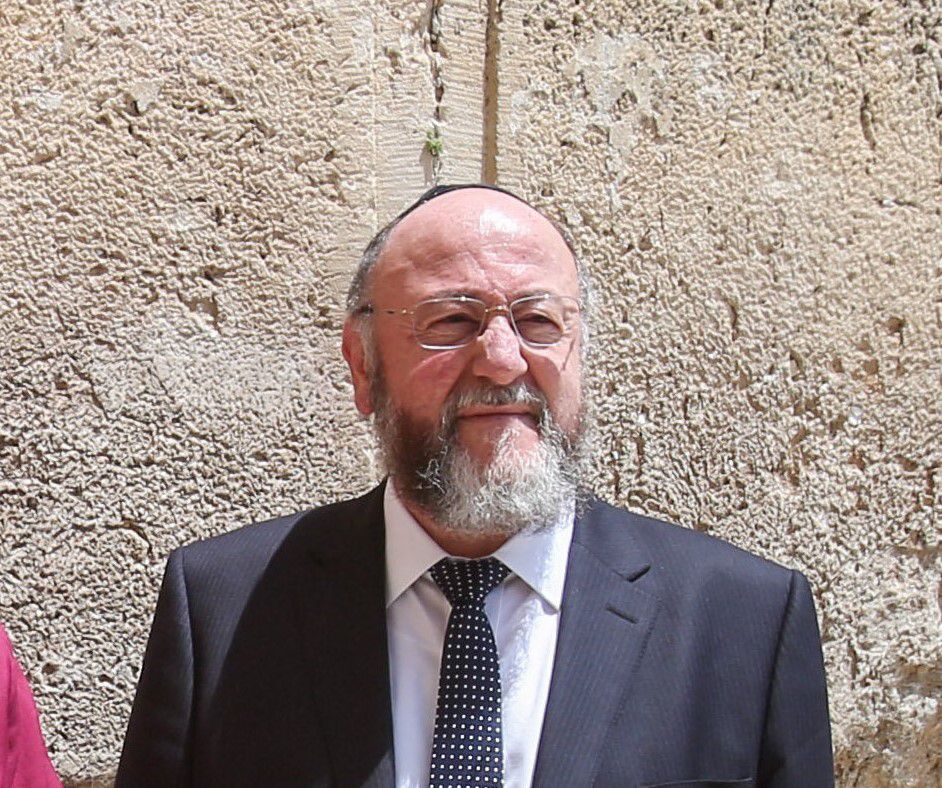 הרב הראשי בתפילה מיוחדת לרפואת המלך צ'ארלס