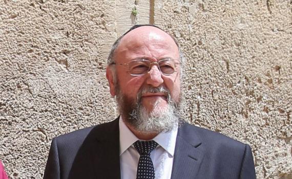 הרב הראשי בתפילה מיוחדת לרפואת המלך צ'ארלס