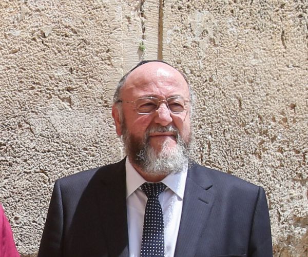 כבוד: הרב הראשי של בריטניה קיבל תואר אבירות