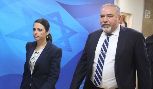 מאמץ אחרון לשכנע את ליברמן לחבור לממשלת ימין