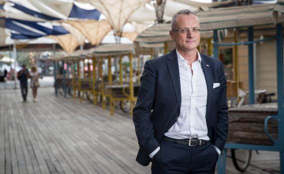 הישראלי שירק על שגריר פולין הורשע בהסדר טיעון