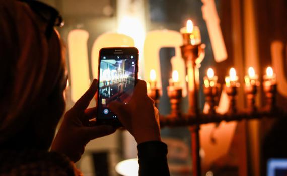 בין הנס והגבורה | איך חוגגים יחד כאלו הפכים?