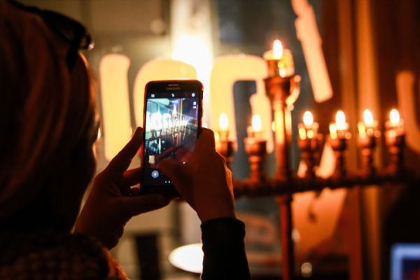 בין הנס והגבורה | איך חוגגים יחד כאלו הפכים?