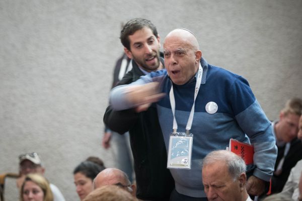 הפעיל שמתפרץ לכנסים אלי יוסף מקים מפלגה