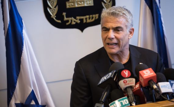 יאיר לפיד מגיב: "חרפה על ראש הציונות הדתית"