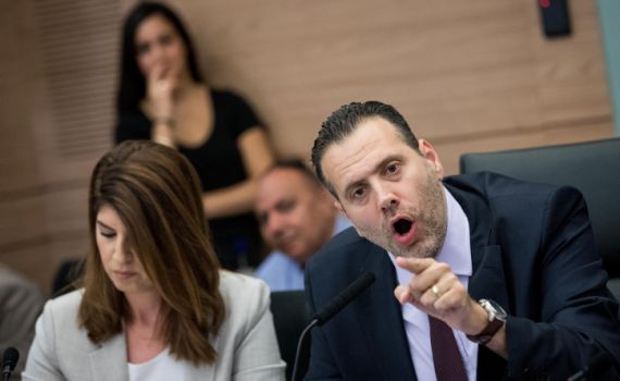 לאחר צעקות וסערה בועדה: פשרה בין כחול לבן לליכוד