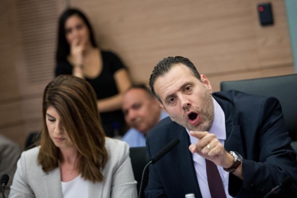 לאחר צעקות וסערה בועדה: פשרה בין כחול לבן לליכוד