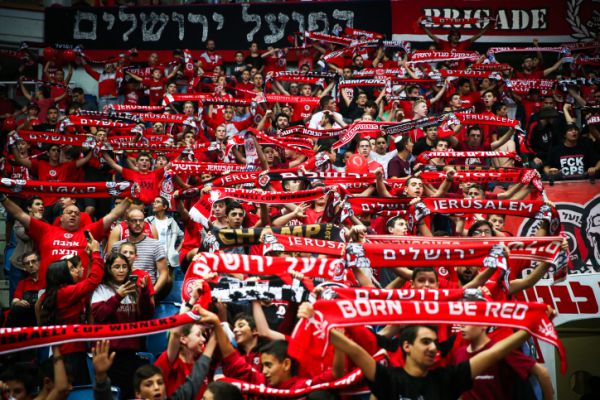 מעריץ את הפועל? קח את הילד שלך למשחק