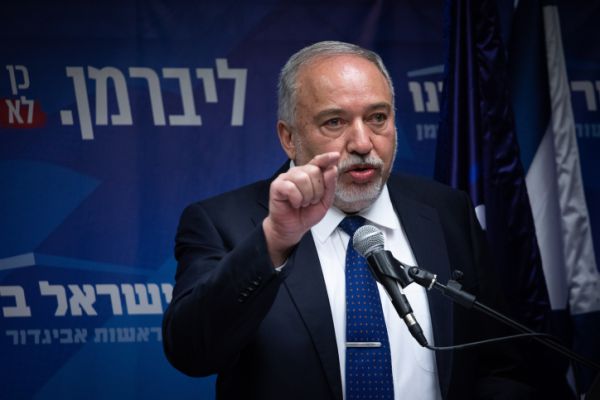 ליברמן מציג: כך הממשלה תשרוד 4 שנים