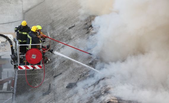 שני לכודים חולצו משריפה באזור התעשיה תלפיות
