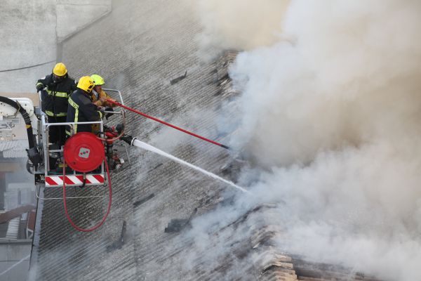 שני לכודים חולצו משריפה באזור התעשיה תלפיות