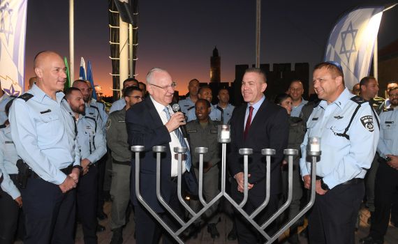 חג החנוכה יוצא לדרך: הח"כים מדליקים נר ראשון