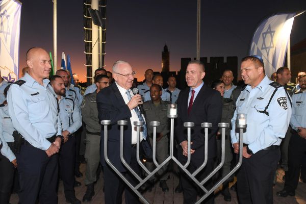 חג החנוכה יוצא לדרך: הח"כים מדליקים נר ראשון