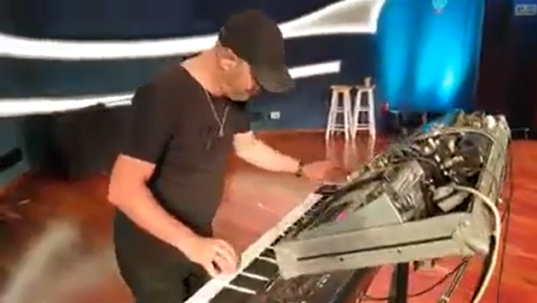 טרגדיה: הקלידן המוכר נמצא בביתו ללא רוח חיים