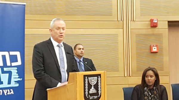 גנץ לנתניהו: "נמצא עבורך תפקיד הולם למעמדך"