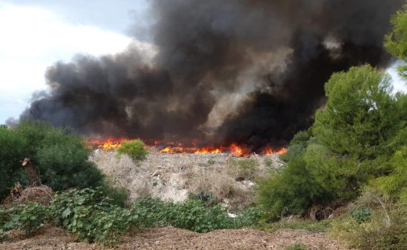 שריפה ביישוב שלומי: החל פינוי בתי התושבים