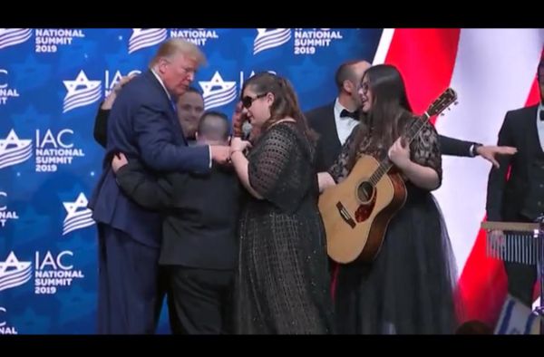 מרגש: כשהנשיא טראמפ פגש את להקת שלוה. צפו