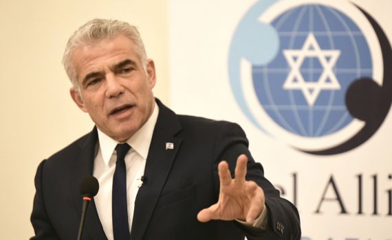 לפיד על הבחירות בבריטניה: קורבין הוא אנטישמי וגזען