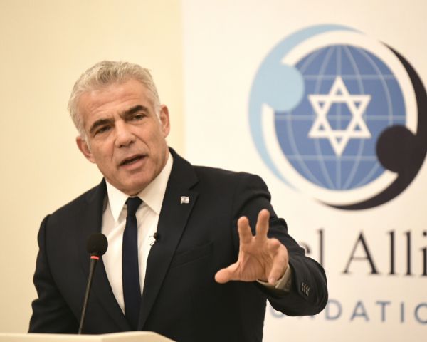 לפיד על הבחירות בבריטניה: קורבין הוא אנטישמי וגזען