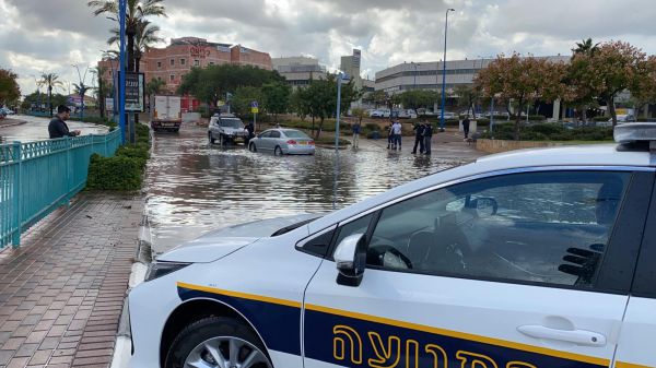 החורף פה: נתקעו בשלולית ענק וחולצו על ידי השוטרים