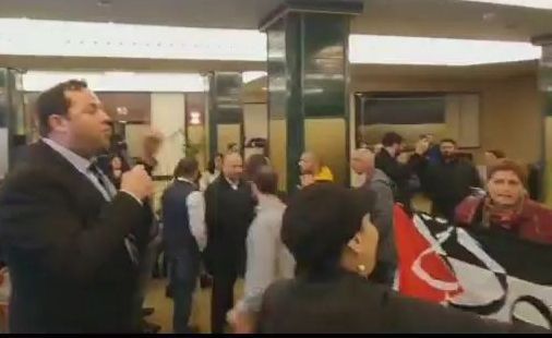 צפו: פעילי BDS התפרצו לכנס של יוסי דגן במדריד