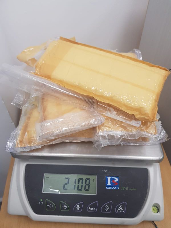 אזרח לטבי החביא במזוודה 2 ק"ג סמים ונעצר