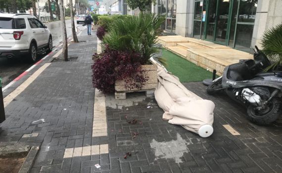 סופות חול בדרום; אדם נפגע בינוני מאבן שעפה בסופה