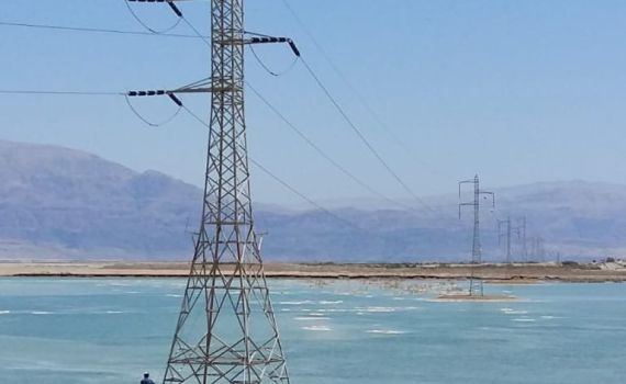 צפו: מסירים עמודי חשמל שנמצאים בתוך ים המלח