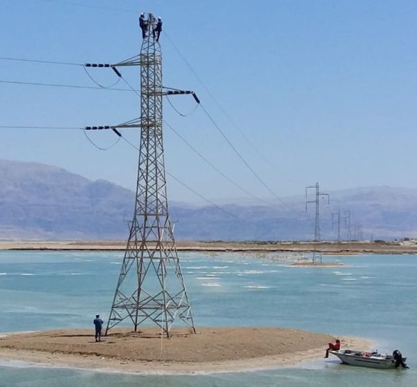 צפו: מסירים עמודי חשמל שנמצאים בתוך ים המלח
