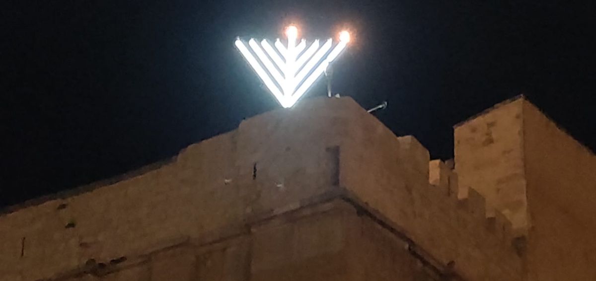אור גדול: חנוכיית ענק הוצבה בגג מערת המכפלה