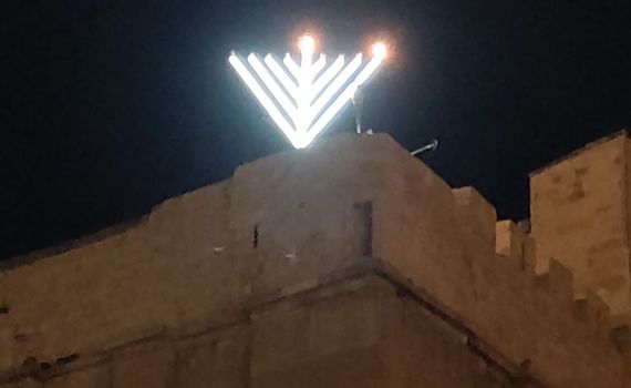 אור גדול: חנוכיית ענק הוצבה בגג מערת המכפלה
