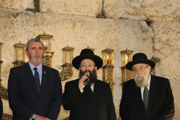 שר החינוך הדליק נר חנוכה בכותל המערבי