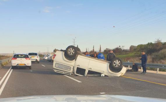 תוך דקות ספורות: 6 פצועים בשתי תאונות בכביש 6