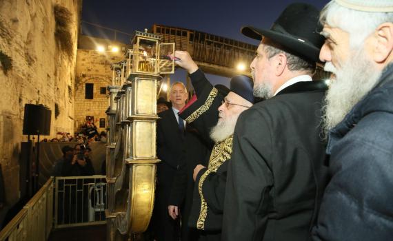 "כולנו אחים": הדלקת נר שמיני עם הרב הראשי וגנץ