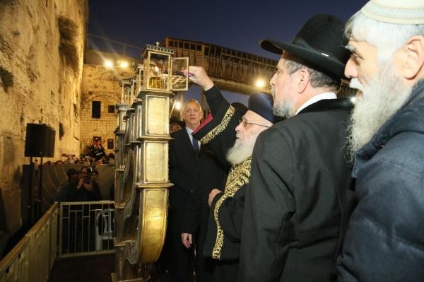 "כולנו אחים": הדלקת נר שמיני עם הרב הראשי וגנץ