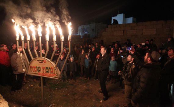 הדלקת נר שמיני בלב העיירה סמוע